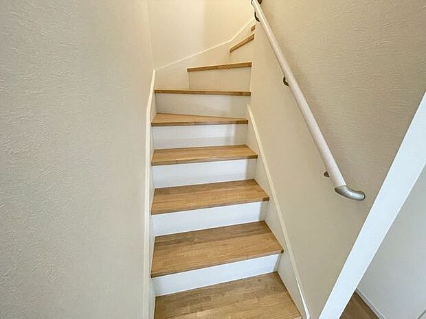 階段　同仕様　小さなお子様からご年配の方まで安心の手すり付き階段♪