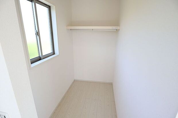 ウォークインクローゼット　同仕様季節物の収納に便利なウォークインクローゼット完備です！