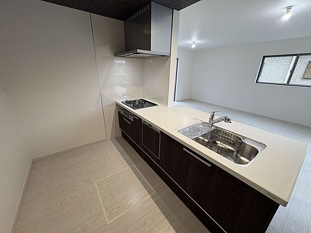 使い勝手の良いカウンターシステムキッチン♪家族の様子を見守りながら家事ができます♪