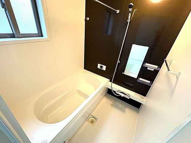 ゆったりくつろげるバスルーム♪小窓付きで換気もバッチリです♪