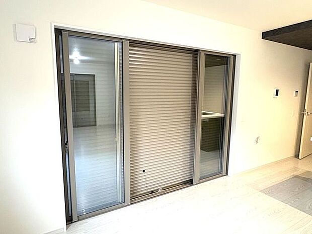 シャッター雨戸　長期の旅行や台風などの災害に役立ちます！