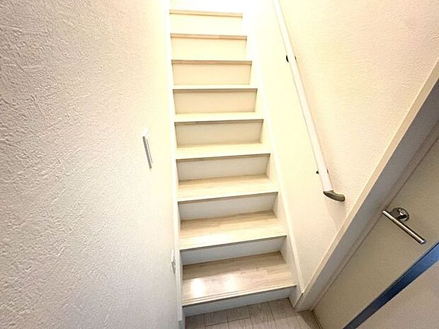 小さなお子様からご年配の方まで安心の手すり付き階段♪