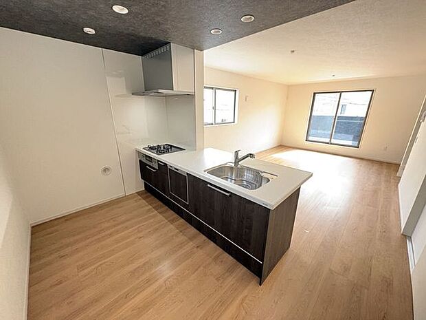 使い勝手の良いカウンターシステムキッチン♪家族の様子を見守りながら家事ができます♪