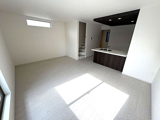 明るく開放的な広々リビング♪一家団欒の時間が増えそうです♪