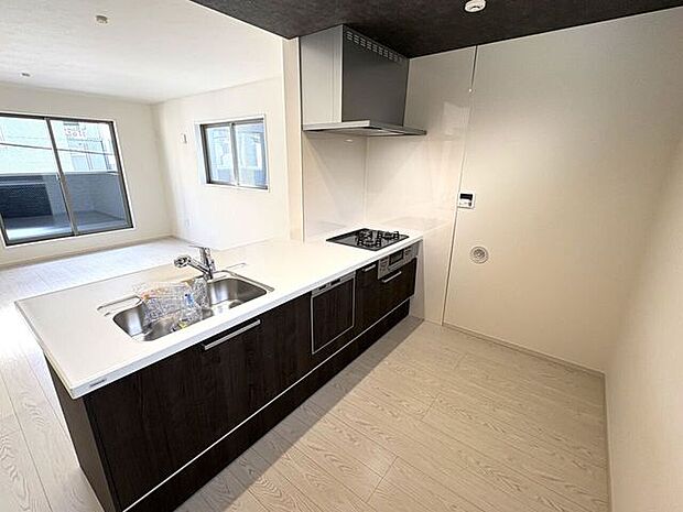 使い勝手の良いカウンターシステムキッチン♪家族の様子を見守りながら家事ができます♪