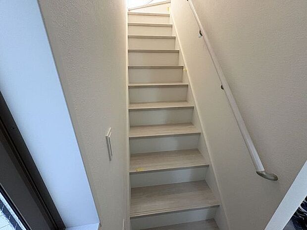 小さなお子様からご年配の方まで安心の手すり付き階段♪