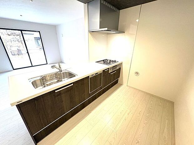 使い勝手の良いカウンターシステムキッチン♪家族の様子を見守りながら家事ができます♪