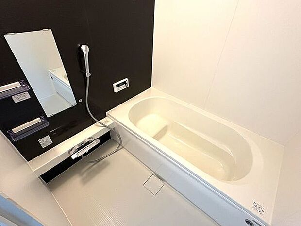 ゆったりくつろげるバスルーム♪小窓付きで換気もバッチリです♪