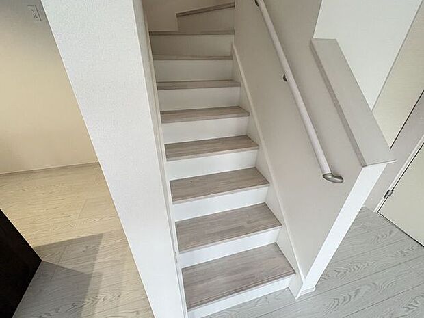 小さなお子様からご年配の方まで安心の手すり付き階段♪