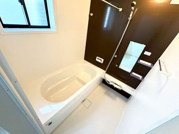 ゆったりくつろげるバスルーム♪小窓付きで換気もバッチリです♪