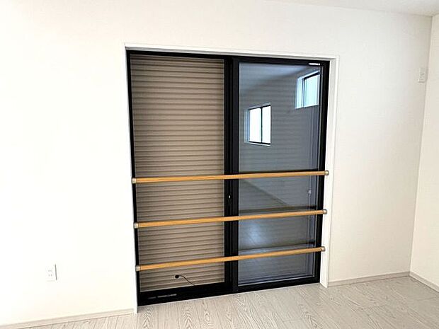 シャッター雨戸　長期の旅行や台風などの災害に役立ちます！