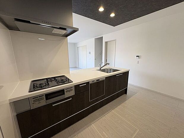 使い勝手の良いシステムキッチン♪対面式で家族の様子を見守りながらお料理ができます♪