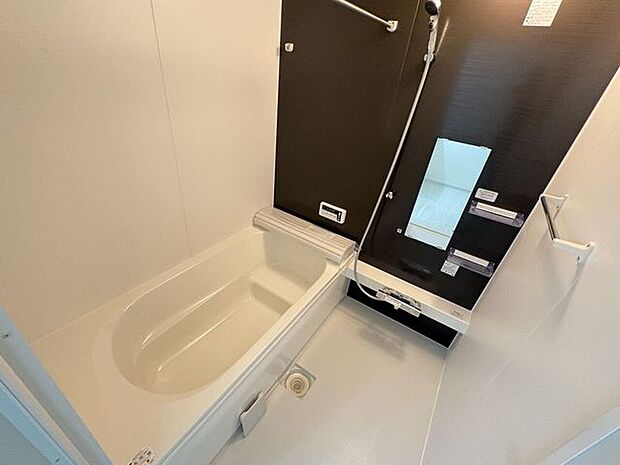 ゆったりくつろげるバスルーム♪小窓付きで換気もバッチリです♪