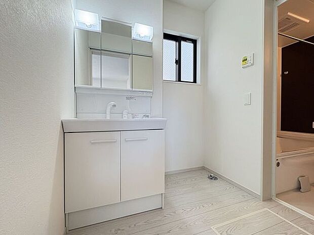 シャワー付き洗面化粧台♪朝の身支度も楽々♪