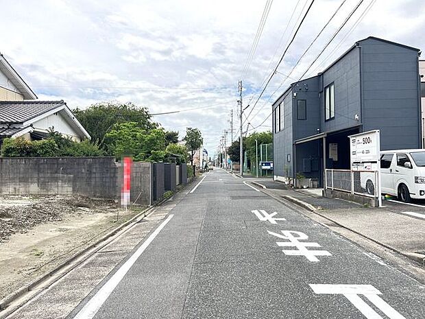 西側前面道路