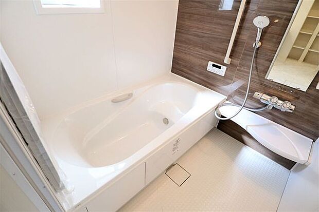 浴室　同仕様　ゆったりくつろげるバスルーム♪小窓付きで換気もバッチリです♪