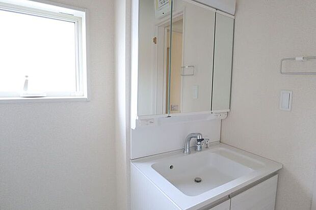 洗面所　同仕様　シャワー付き洗面化粧台♪朝の身支度も楽々♪