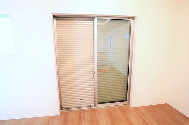 シャッター雨戸　同仕様長期の旅行や台風などの災害に役立ちます！