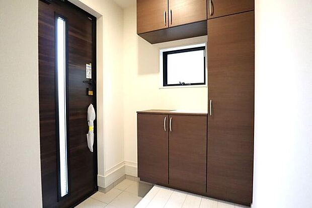 玄関　同仕様シューズボックス付きの玄関♪玄関がスッキリとお使いいただけます♪