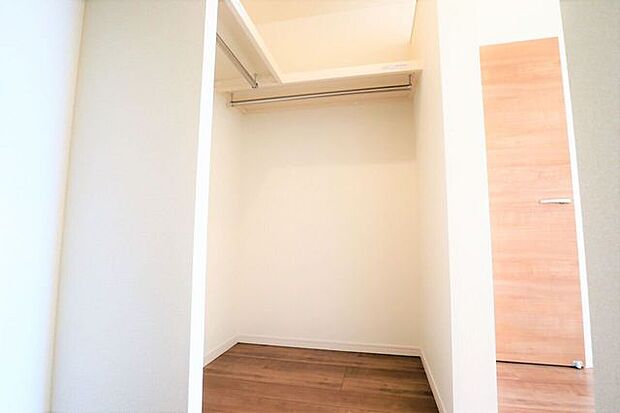 ウォークインクローゼット　同仕様　収納に便利なウォークインクローゼット！