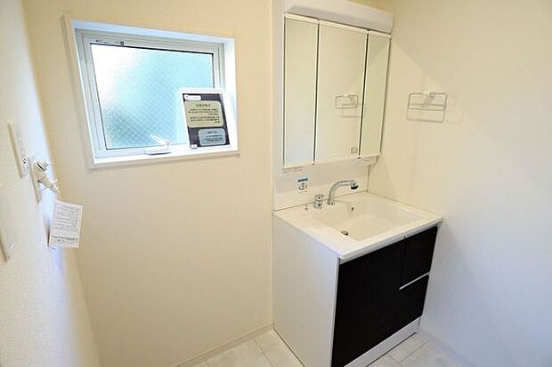 洗面所　同仕様　シャワー付き洗面化粧台♪朝の身支度も楽々♪