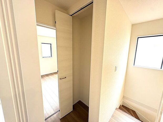 使い勝手の良い2階廊下収納!