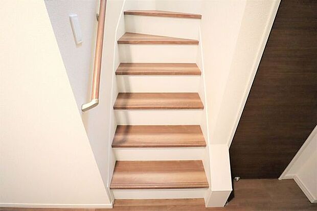 階段 同仕様 小さなお子様からご年配の方まで安心の手すり付き階段♪