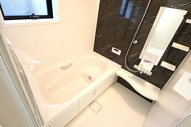 浴室　同仕様　ゆったりくつろげるバスルーム♪小窓付きで換気もバッチリです♪