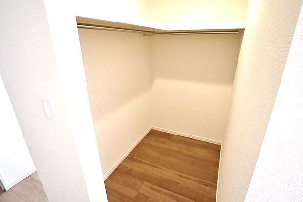 ウォークインクローゼット　同仕様　季節物の収納に便利なウォークインクローゼット！