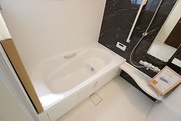 浴室　同仕様　ゆったりくつろげるバスルーム♪小窓付きで換気もバッチリです♪