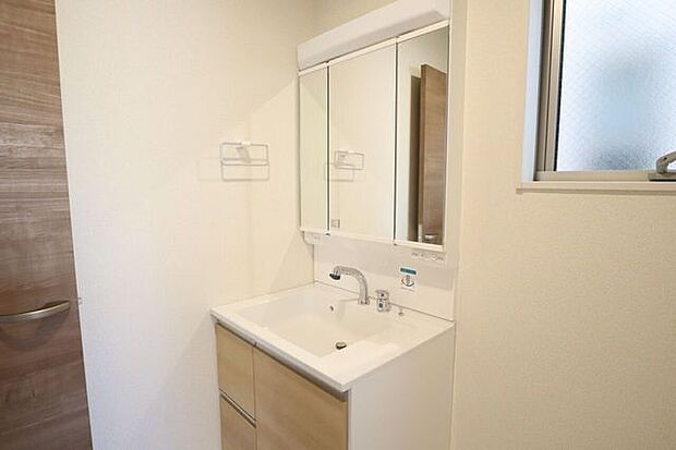 洗面所　同仕様　シャワー付き洗面化粧台♪朝の身支度も楽々♪