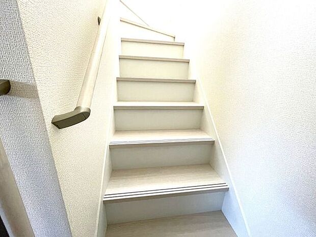階段　同仕様　小さなお子様からご年配の方まで安心の手すり付き階段♪