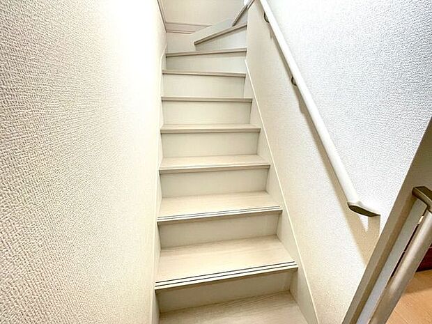 階段 同仕様 小さなお子様からご年配の方まで安心の手すり付き階段♪