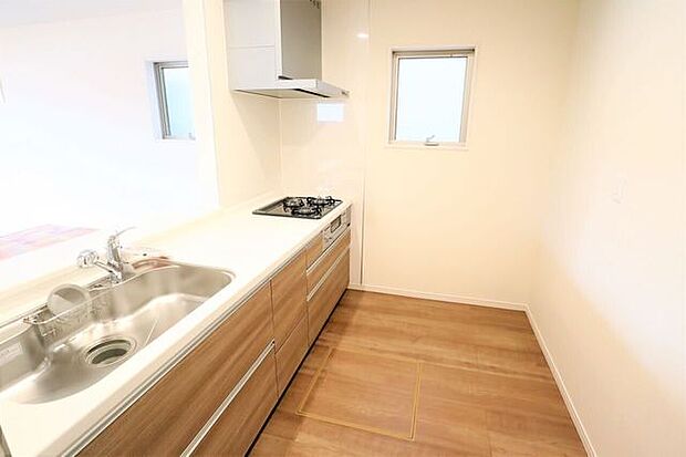 キッチン　同仕様使い勝手の良いシステムキッチン♪家族の様子を見守りながらお料理ができます♪