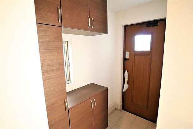 玄関　同仕様シューズボックス付きの玄関♪玄関がスッキリとお使いいただけます♪