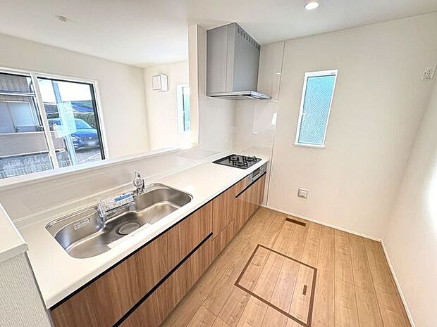 使い勝手の良いカウンターシステムキッチン♪家族の様子を見守りながら家事ができます♪