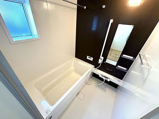 ゆったりくつろげるバスルーム♪小窓付きで換気もバッチリです♪