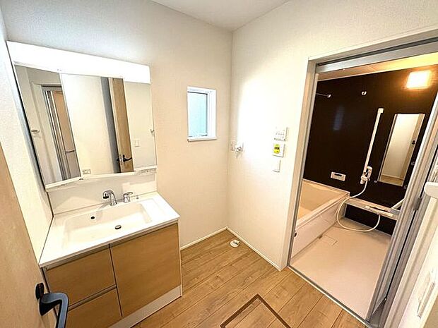 シャワー付き洗面化粧台♪朝の身支度も楽々♪