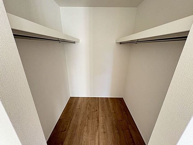 季節物の収納にも便利なウォークインクローゼット完備♪