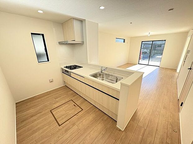 使い勝手の良いカウンターシステムキッチン♪家族の様子を見守りながら家事ができます♪