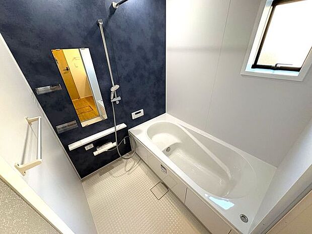 ゆったりくつろげるバスルーム♪小窓付きで換気もバッチリです♪