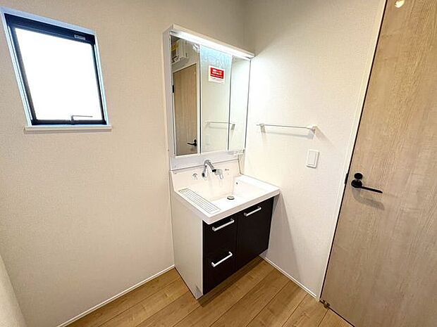シャワー付き洗面化粧台♪朝の身支度も楽々♪