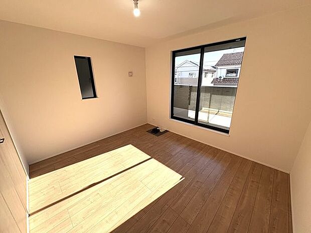 バルコニーに面したお部屋です♪