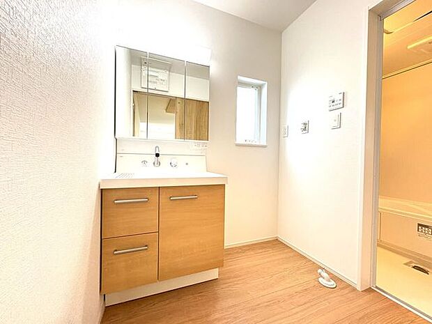 シャワー付き洗面化粧台♪朝の身支度も楽々♪