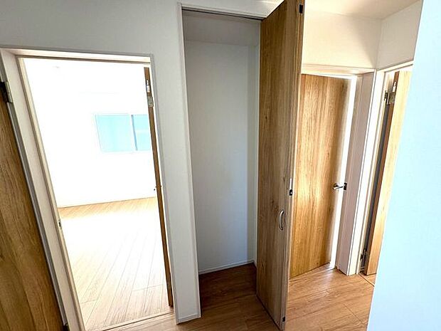 使い勝手の良い2階廊下収納です！