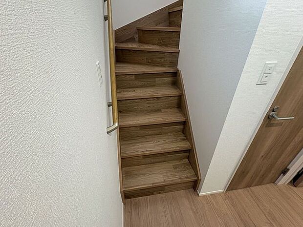 小さなお子様からご年配の方まで安心の手すり付き階段♪