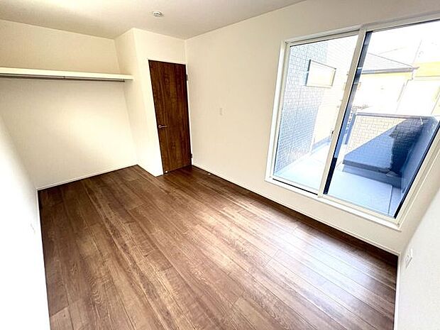 2面採光のお部屋は明るく風通しの良いお部屋です♪