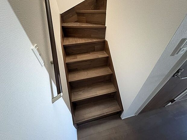 小さなお子様からご年配の方まで安心の手すり付き階段♪