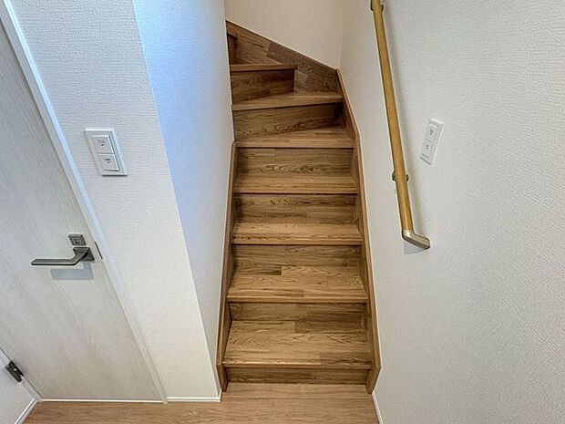 小さなお子様からご年配の方まで安心の手すり付き階段♪