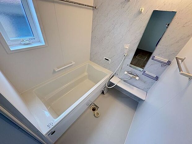 ゆったりくつろげるバスルーム♪小窓付きで換気もバッチリです♪